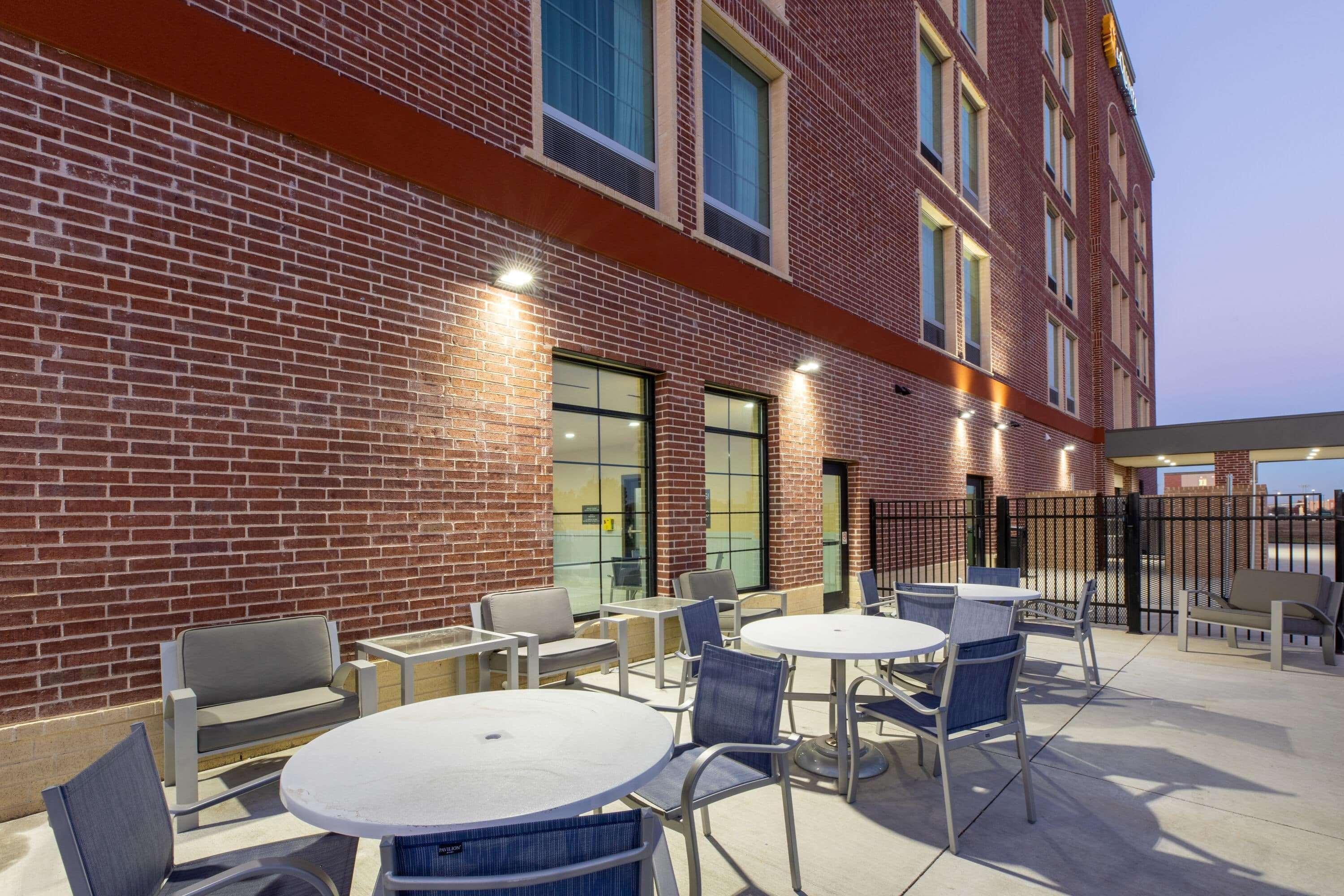 La Quinta Inn & Suites By Wyndham Dallas - Frisco Stadium Bagian luar foto