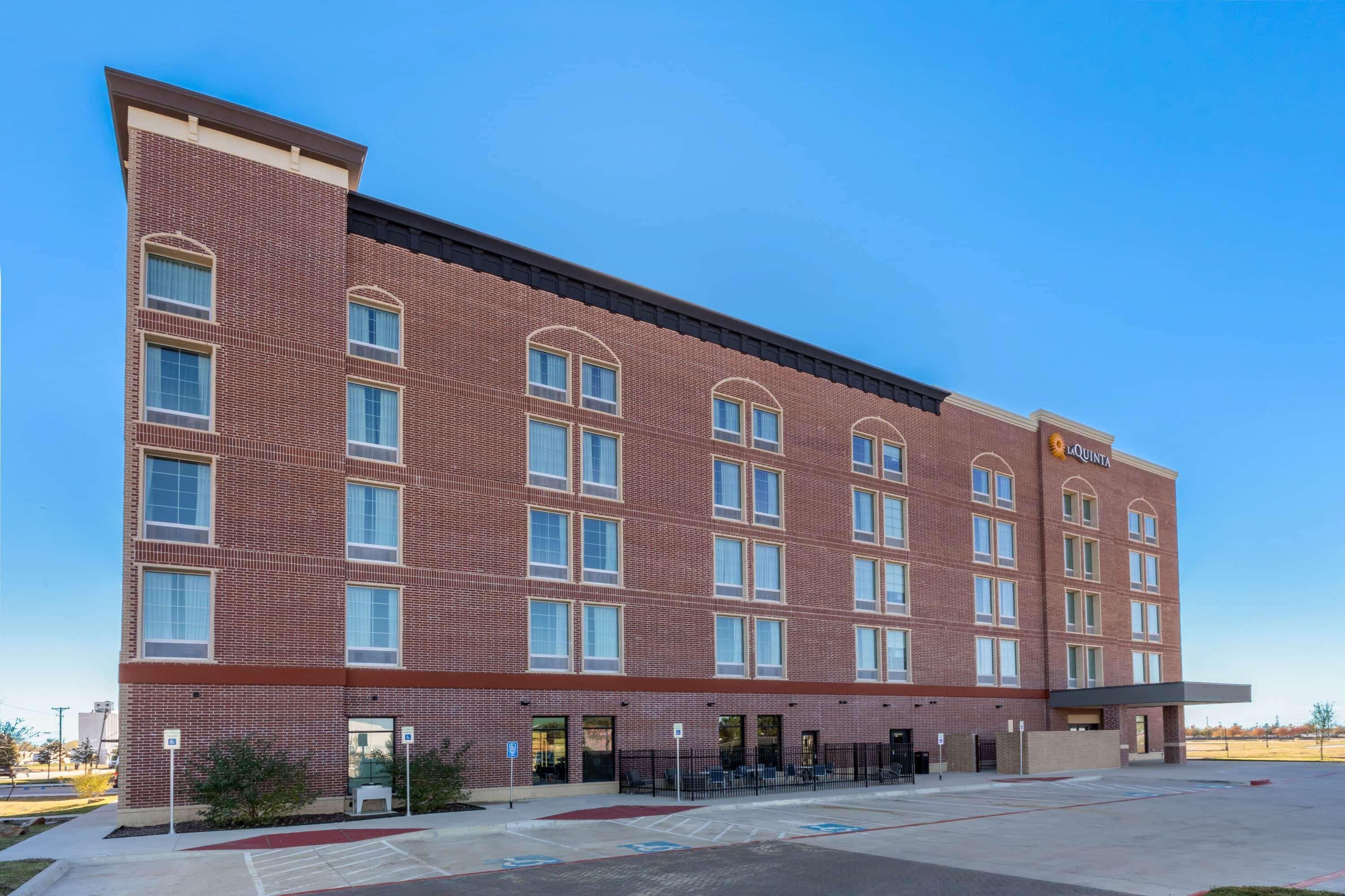 La Quinta Inn & Suites By Wyndham Dallas - Frisco Stadium Bagian luar foto