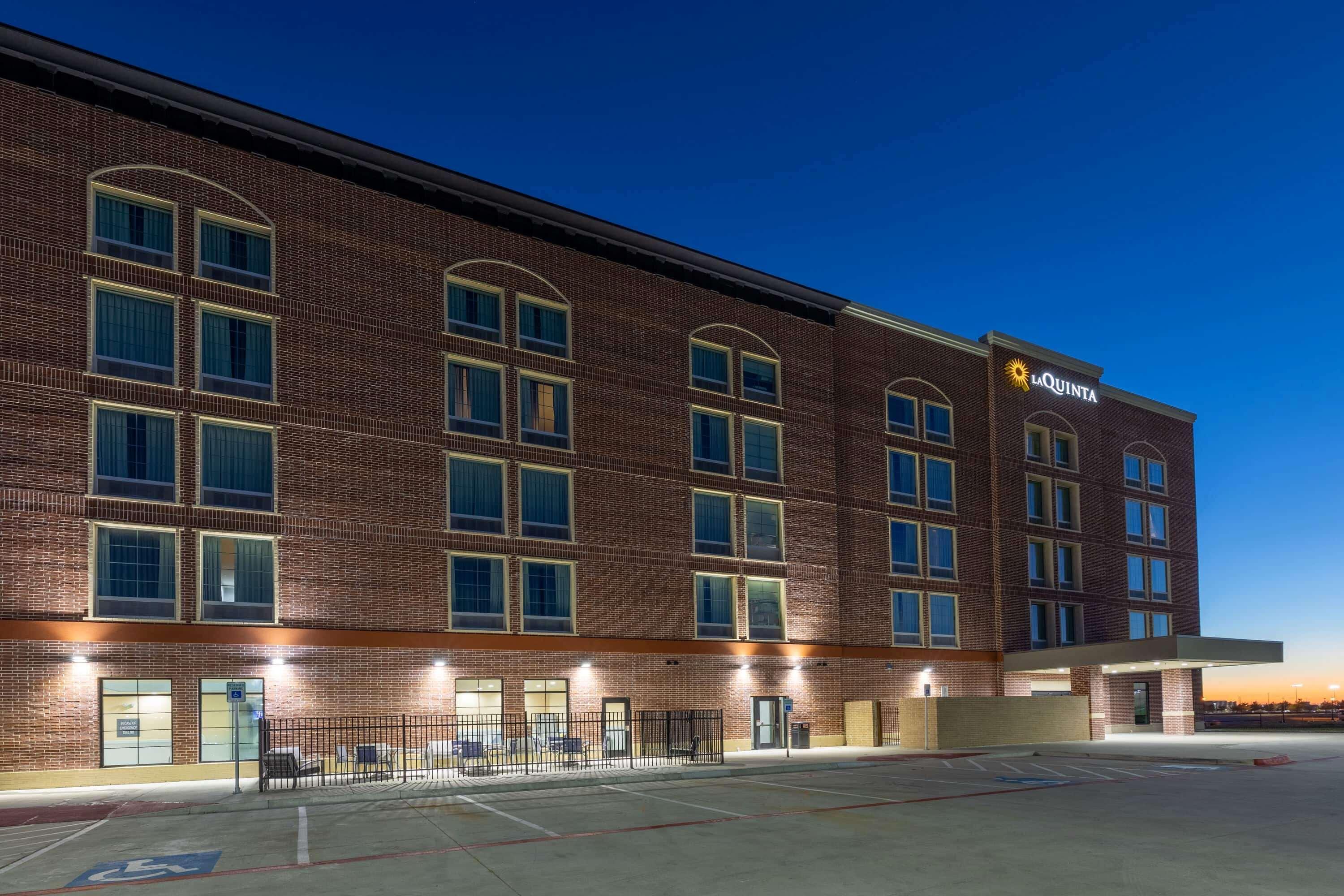 La Quinta Inn & Suites By Wyndham Dallas - Frisco Stadium Bagian luar foto