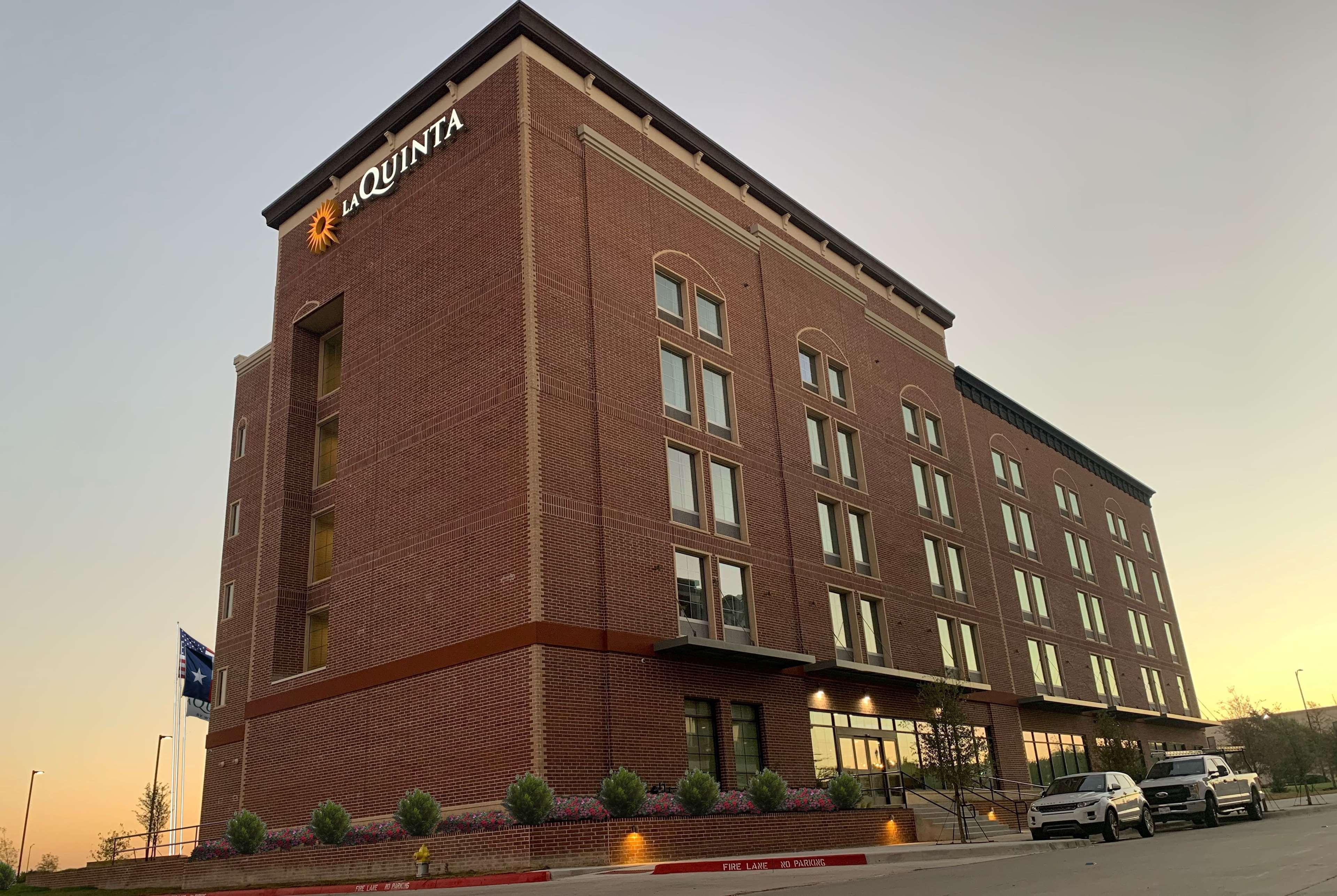 La Quinta Inn & Suites By Wyndham Dallas - Frisco Stadium Bagian luar foto