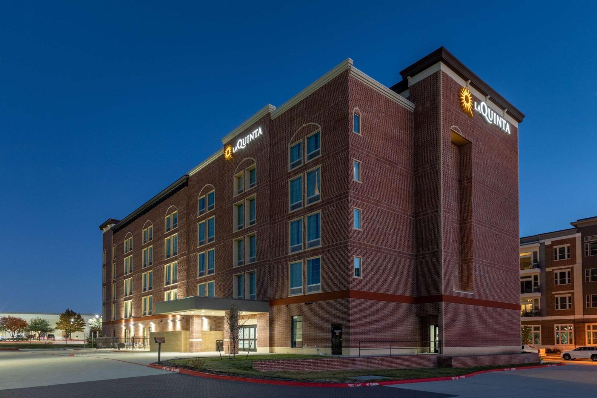 La Quinta Inn & Suites By Wyndham Dallas - Frisco Stadium Bagian luar foto