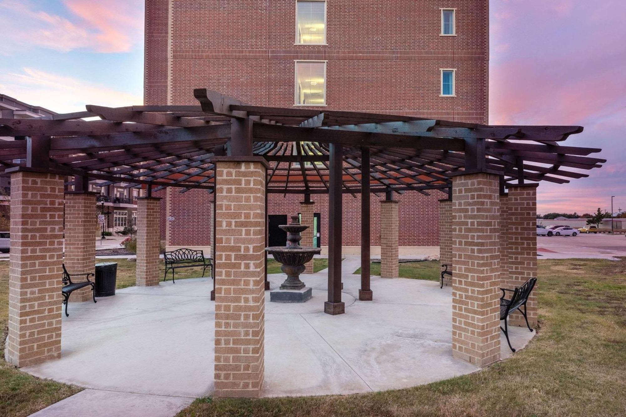 La Quinta Inn & Suites By Wyndham Dallas - Frisco Stadium Bagian luar foto