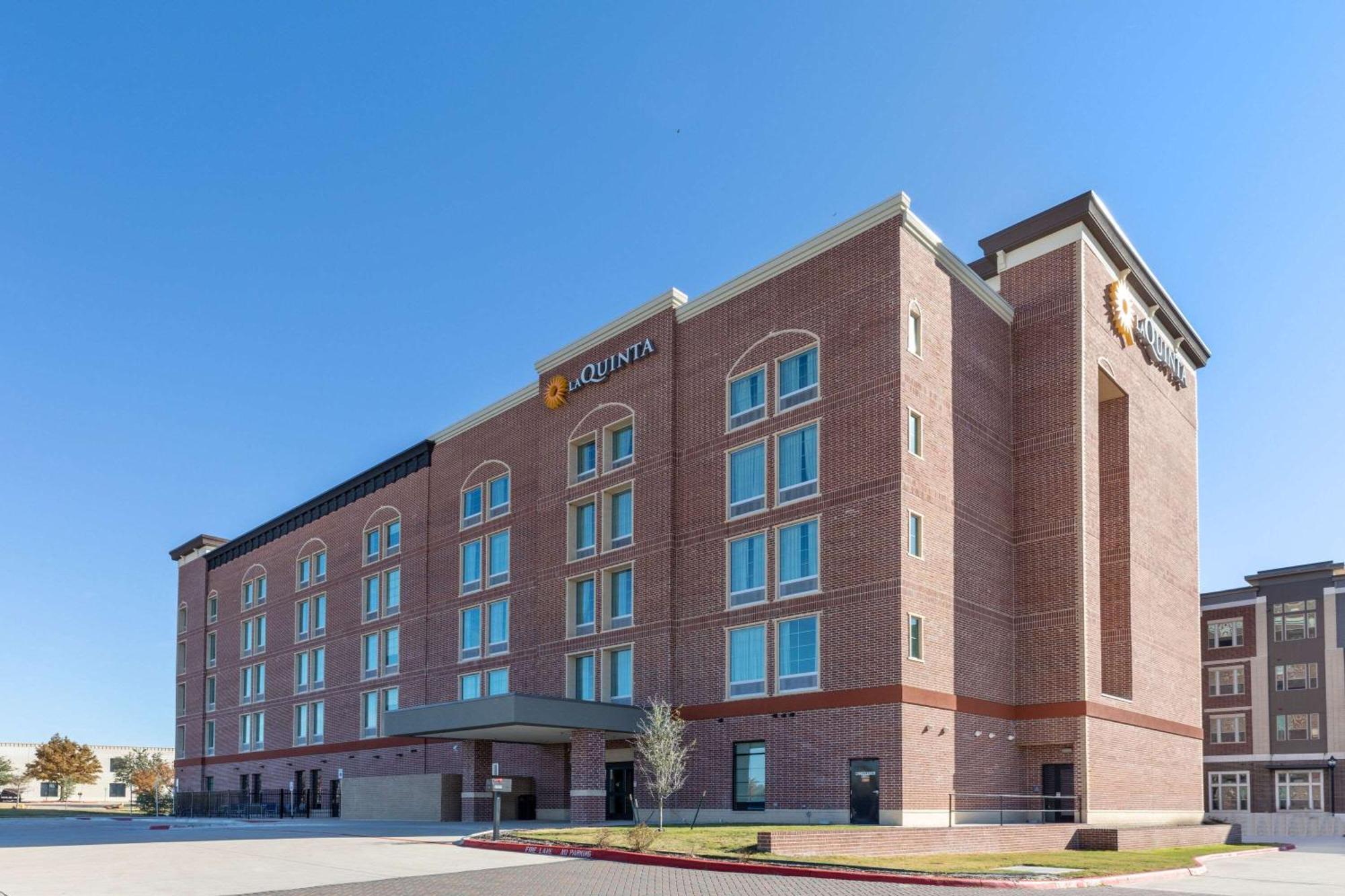 La Quinta Inn & Suites By Wyndham Dallas - Frisco Stadium Bagian luar foto
